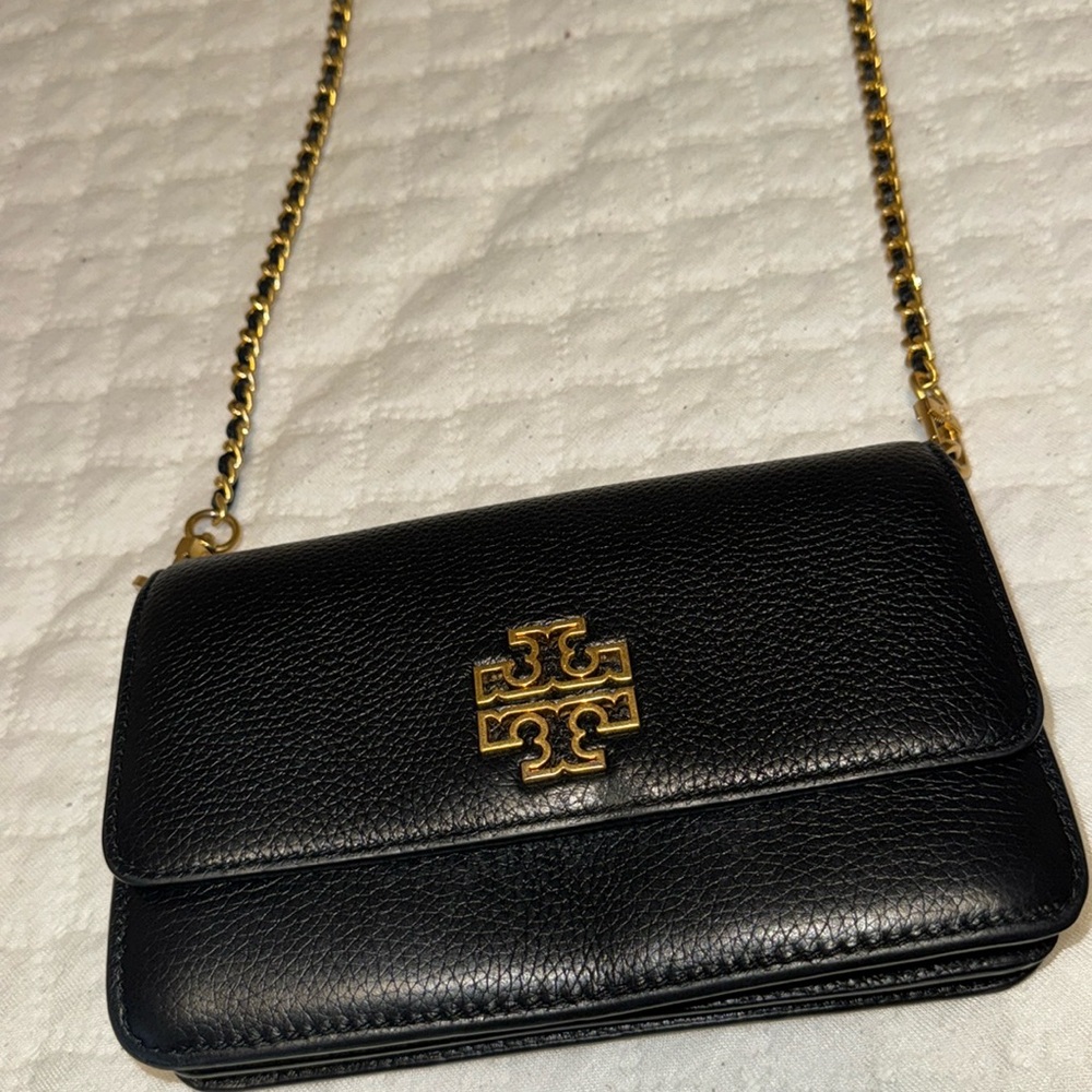 Lightly used TORY BURCH CROSSBODY/ PURSE 🥰 Dress it up or dress it down, it’s 😍